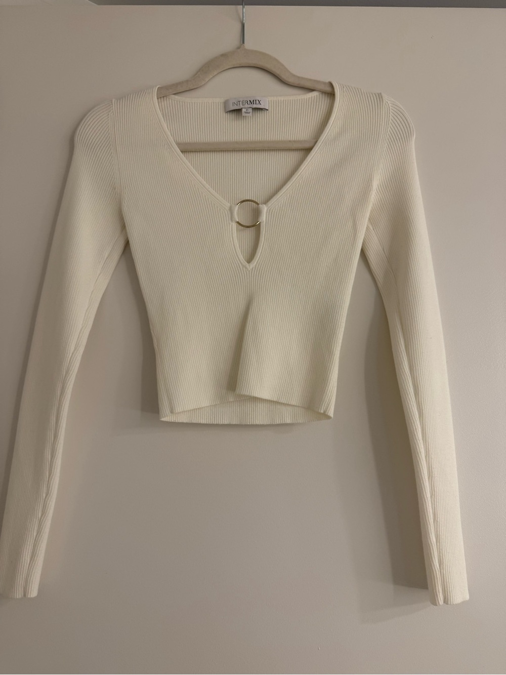 INTERMIX Cream Ribbed V-Neck Long Sleeve Crop Top with Gold Ring Detail